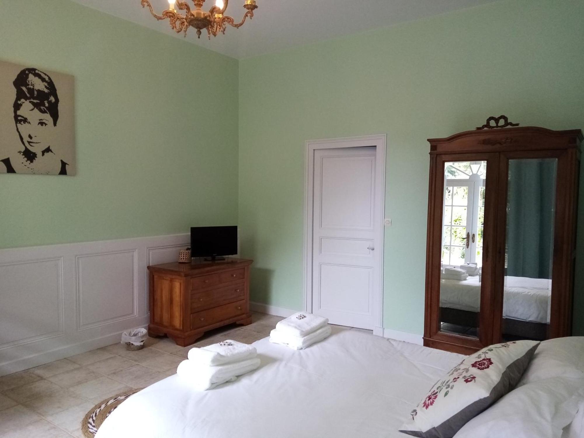 Domaine De Pladuc Bed & Breakfast Lachaise Room photo